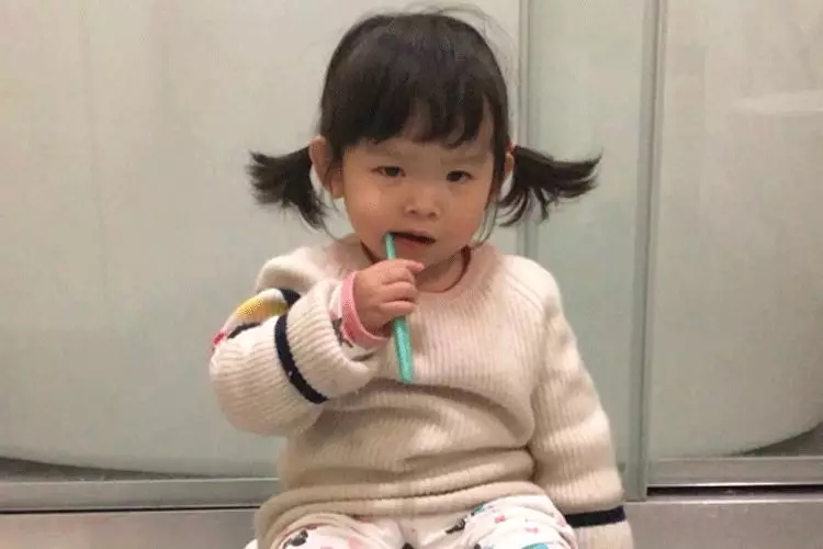 宝宝什么时间最先刷牙？？？怎样让宝宝爱上刷牙？？？5.webp.jpg